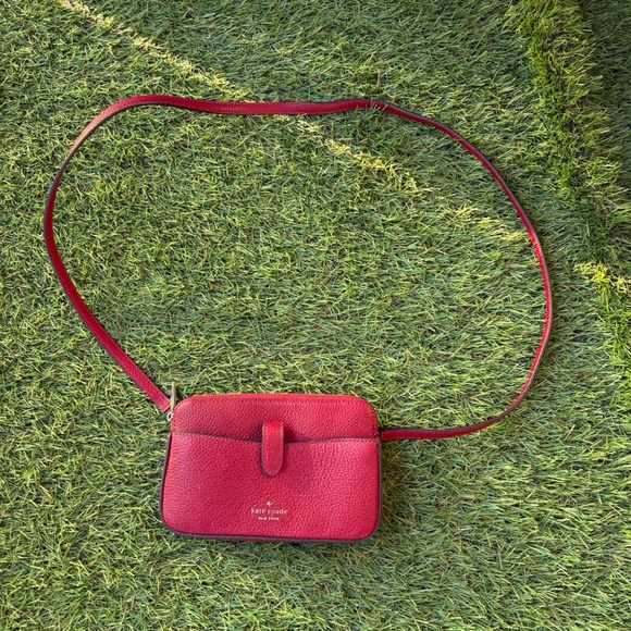 Luxury deep bright red Kate Spade bag, with strap and three compartments - Picture 3 of 4